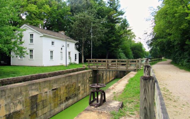 The Smallest State Park In Illinois Packs More History And Quiet Scenery Than You’d Expect