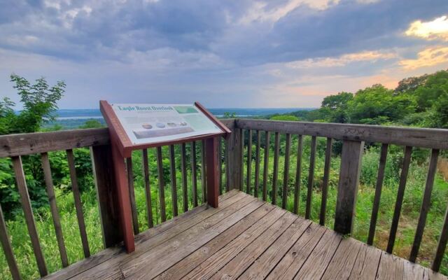This Quiet Illinois State Park Overlook Rewards a Detour With Sweeping River Valley Views at Sunset