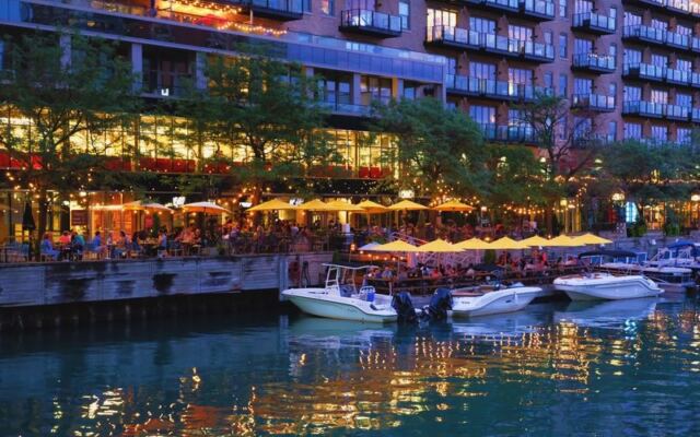 This Waterfront Illinois Pizzeria Was Named One Of The Best In The Country