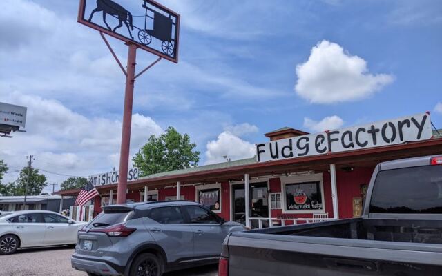 This Tiny Calera Country Market Bakes Butter Bread So Good People Drive Hours for a Sandwich