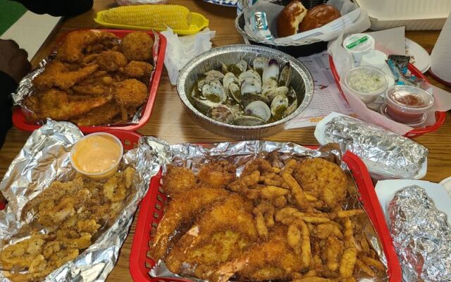 A Humble Wildwood Shack in New Jersey Serves Fried Shrimp and Scallops