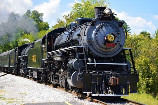 This Tennessee Vintage Train Takes You Through A Mountain Tunnel To Sweeping Fall Views