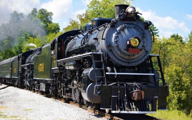 This Tennessee Vintage Train Takes You Through A Mountain Tunnel To Sweeping Fall Views