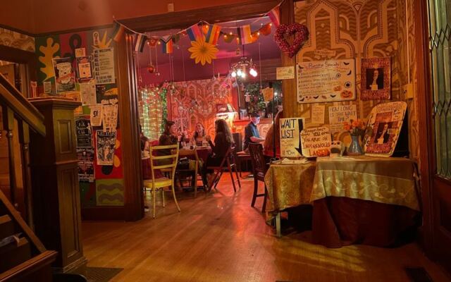 This Oregon Coffee House Serves Towering Desserts Inside the Strangest Room You’ve Ever Sat In