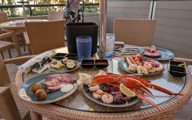 This Waikiki Seafood Buffet Piles On Snow Crab, Oysters, and Fresh Sushi While the Sun Sets Over the Beach