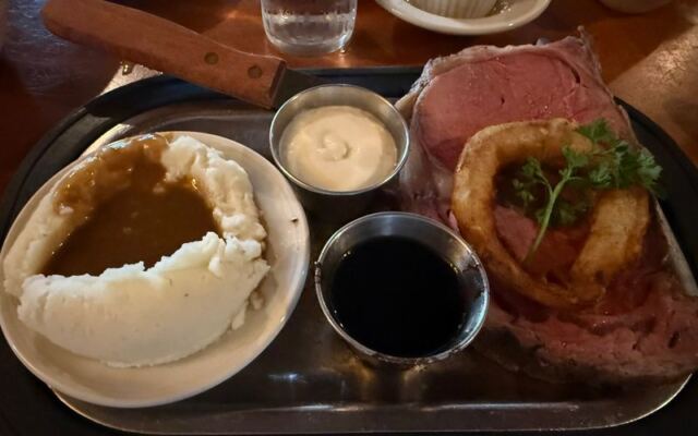 The Oregon Steakhouse Where Soup, Salad, and Sides Still Come Free With Every Steak