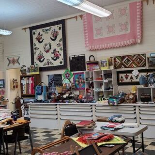 This Free Open-Air Oregon Museum Hangs Over 1,000 Quilts Across a Tiny Town for One Weekend