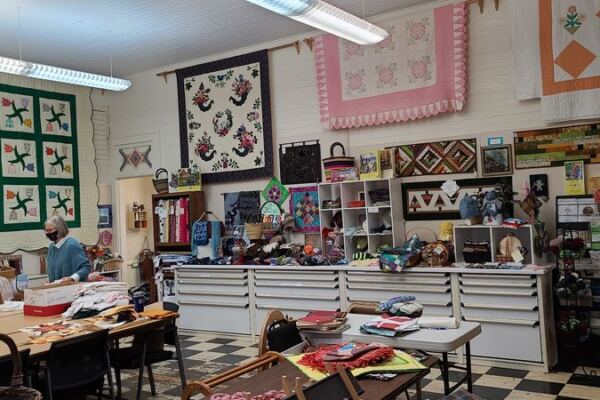 This Free Open-Air Oregon Museum Hangs Over 1,000 Quilts Across a Tiny Town for One Weekend