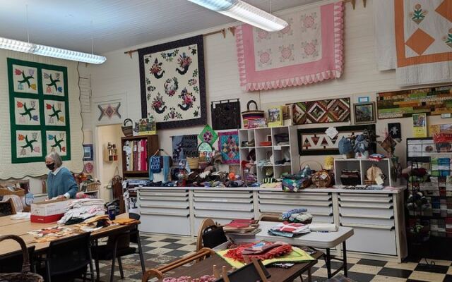 This Free Open-Air Oregon Museum Hangs Over 1,000 Quilts Across a Tiny Town for One Weekend