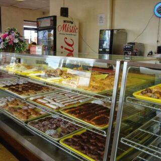 7 Illinois Doughnut Counters Where Locals Line Up Before The Glaze Even Sets