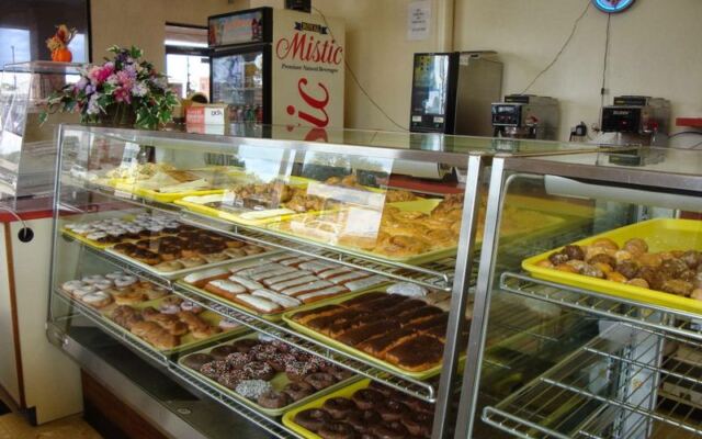 7 Illinois Doughnut Counters Where Locals Line Up Before The Glaze Even Sets
