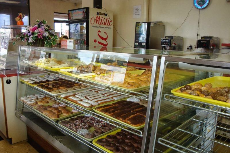 7 Illinois Doughnut Counters Where Locals Line Up Before The Glaze Even Sets