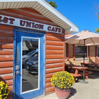 Road-Trippers On Route 1 Keep Stopping At This Illinois Cafe For Fried Chicken And Homemade Pie