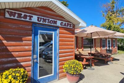 Road-Trippers On Route 1 Keep Stopping At This Illinois Cafe For Fried Chicken And Homemade Pie