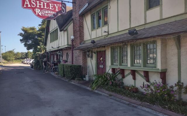 This Historic Florida Restaurant Is So Haunted Guests Swear the Ghosts Never Left