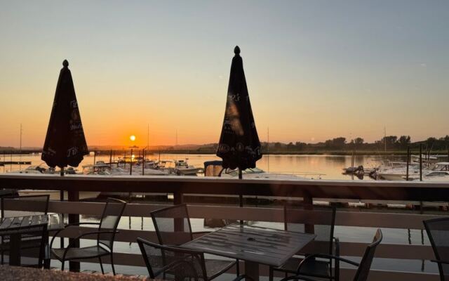 This Easygoing Massachusetts Waterfront Spot Pairs Breathtaking Sunsets With a Friday-Night Band and a Full Bar