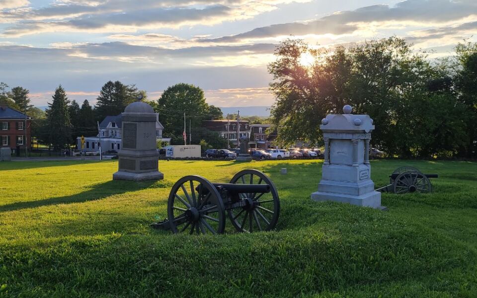 15 Famous American Places Tourists Keep Visiting for the Wrong Reasons