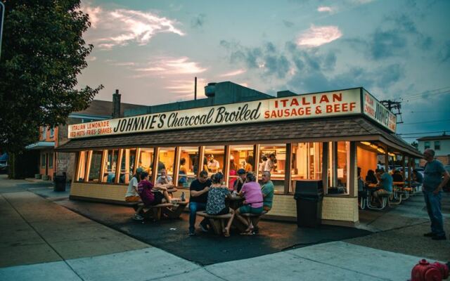 This Unassuming Illinois Beef Joint Has Fans Rerouting Their Whole Day For One Sandwich
