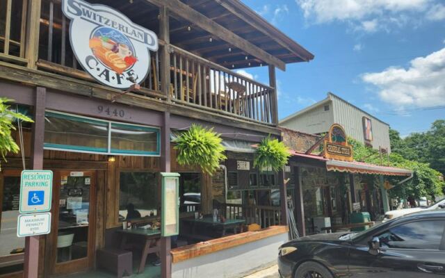Fall Color and Serious Appetites Collide on This 10-Stop Food Trip From Asheville to Blowing Rock