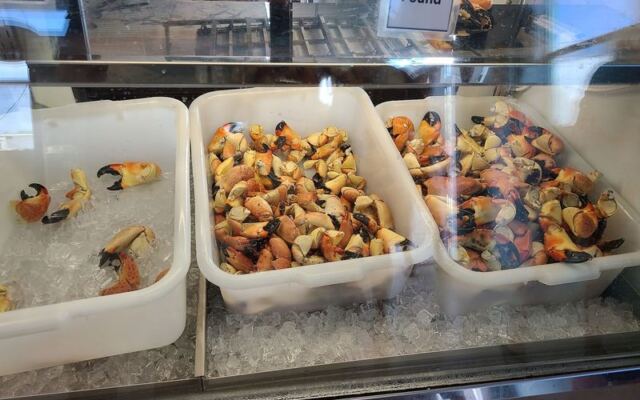 This Quiet Florida River Town Serves Stone Crab Claws Straight Off the Boat at Small-Town Prices