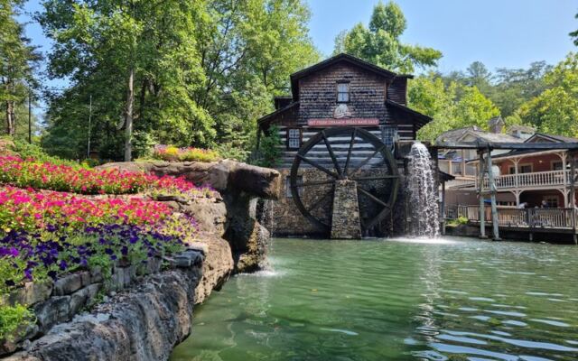 Sorry, Six Flags: Tennessee’s Beloved Theme Park Just Got Crowned Best in the Country Again