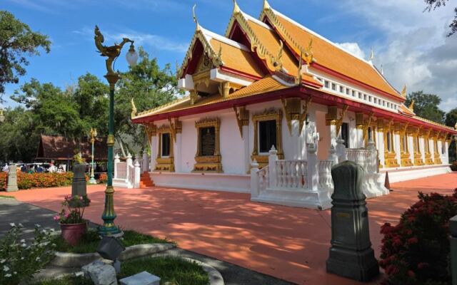 You’d Drive Right Past This Tampa Buddhist Temple, but Its Golden Grounds Are Free to Wander