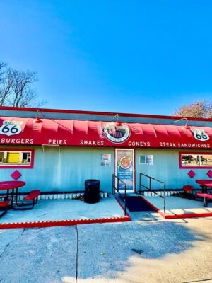 This El Reno, Oklahoma Diner Smashes Fresh Onions Into Every Burger the Way Locals Have for a Century