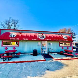 This El Reno, Oklahoma Diner Smashes Fresh Onions Into Every Burger the Way Locals Have for a Century
