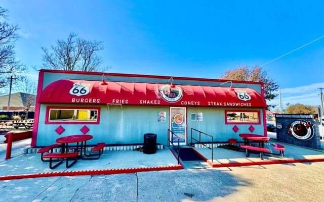 This El Reno, Oklahoma Diner Smashes Fresh Onions Into Every Burger the Way Locals Have for a Century