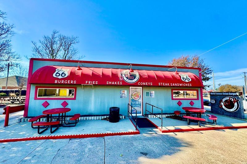 This El Reno, Oklahoma Diner Smashes Fresh Onions Into Every Burger the Way Locals Have for a Century