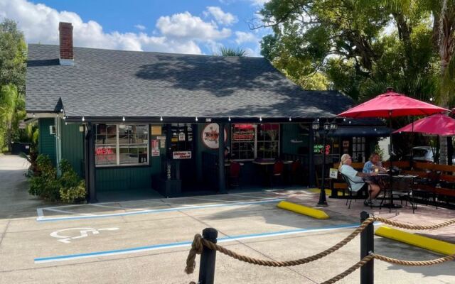 You’ll Watch Fresh Catch Come Off the Docks at This Cedar Key, Florida Seafood House