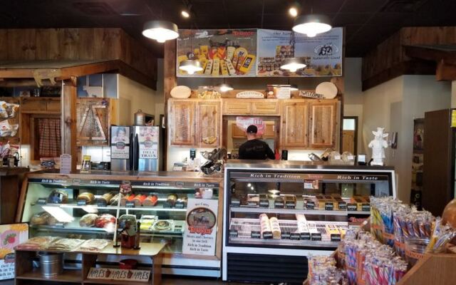 In Georgia’s Blue Ridge, This Amish Store Slices Your Sandwich Fresh And Bakes Its Own Sourdough For Lunch Outdoors