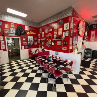 This Roadside Diner In Georgia Serves Classic Burgers And Peach Cobbler Inside An Authentic 1950s Throwback