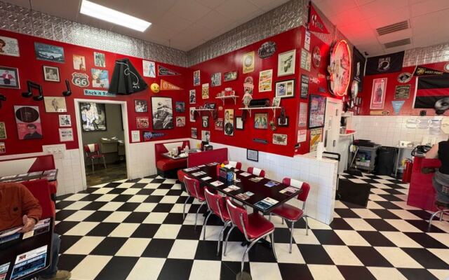 This Roadside Diner In Georgia Serves Classic Burgers And Peach Cobbler Inside An Authentic 1950s Throwback