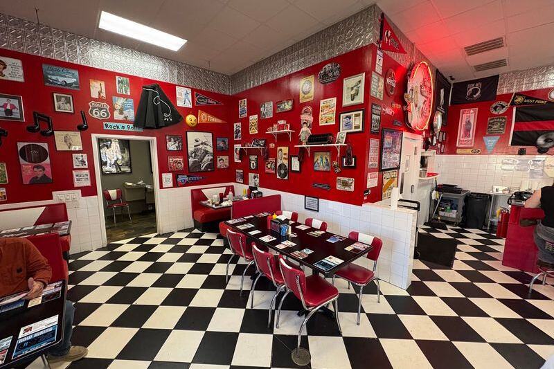 This Roadside Diner In Georgia Serves Classic Burgers And Peach Cobbler Inside An Authentic 1950s Throwback