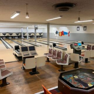 This 1940s Illinois Bowling Alley Still Has Pinsetters Working By Hand, And A Game Costs Less Than Lunch