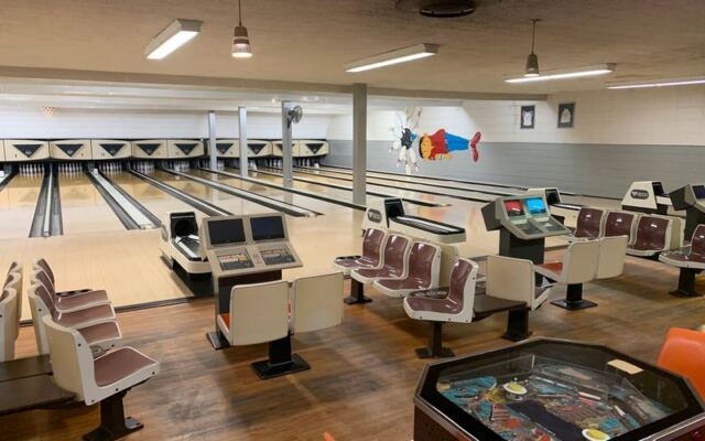 This 1940s Illinois Bowling Alley Still Has Pinsetters Working By Hand, And A Game Costs Less Than Lunch