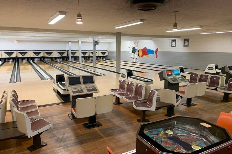 This 1940s Illinois Bowling Alley Still Has Pinsetters Working By Hand, And A Game Costs Less Than Lunch
