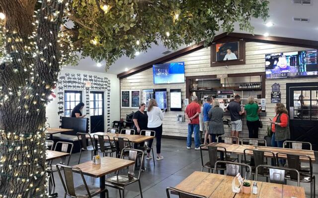 This Low-Key Bartow Seafood Spot in Florida Serves Fresh Gulf Flavors Locals Keep Quiet About