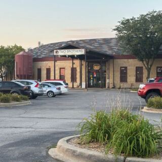 You Can Eat Dinner Inside This 1856 Limestone Railroad Roundhouse In Aurora, Illinois