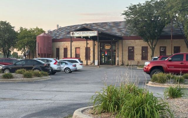 You Can Eat Dinner Inside This 1856 Limestone Railroad Roundhouse In Aurora, Illinois