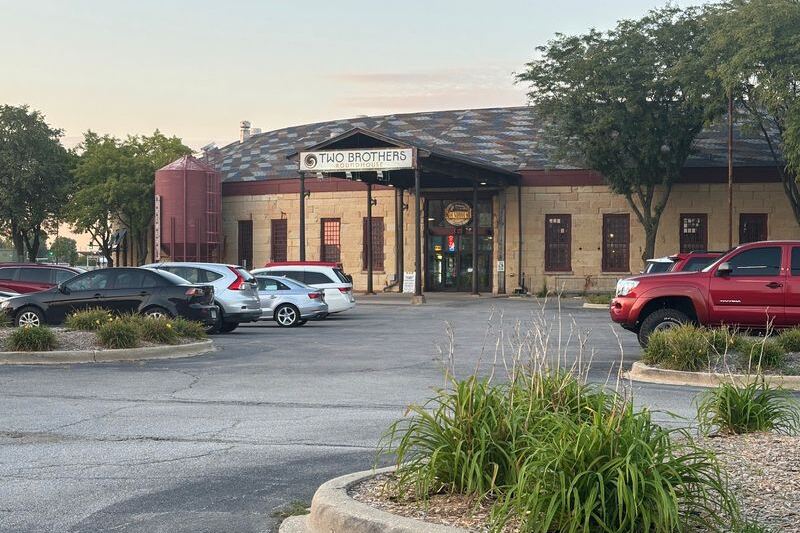 You Can Eat Dinner Inside This 1856 Limestone Railroad Roundhouse In Aurora, Illinois