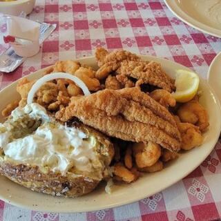 This Tennessee Fish House Serves All-You-Can-Eat Catfish, Frog Legs, and Shrimp Worth the Drive