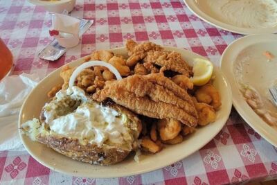 This Tennessee Fish House Serves All-You-Can-Eat Catfish, Frog Legs, and Shrimp Worth the Drive