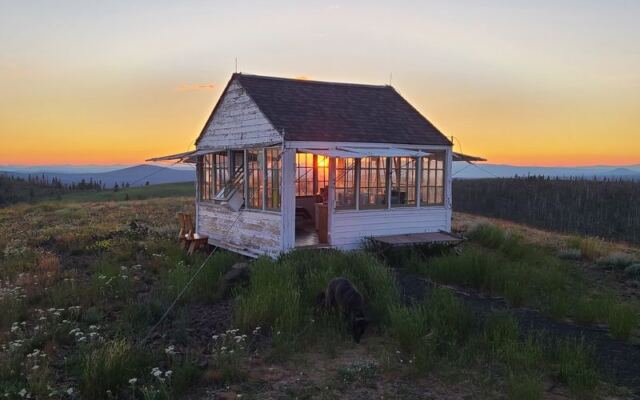 Climb Aboard This Oregon Lookout Tower That Rents Overnight and Puts You Above the Clouds