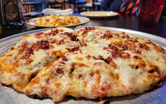 This Cash-Only Small-Town Indiana Tavern Pairs $3 Beers With Crunchy-Crust Pizza Regulars Rave About