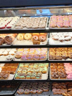 This Illinois Bakery’s Atomic Cake Has People Lining Up Before Sunrise Since 1930