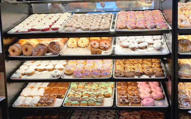 This Illinois Bakery’s Atomic Cake Has People Lining Up Before Sunrise Since 1930
