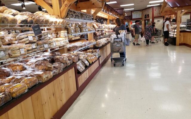 This Amish Farm Market In New Jersey Has Fresh Pretzels, Donuts, And Lines Worth Waiting In