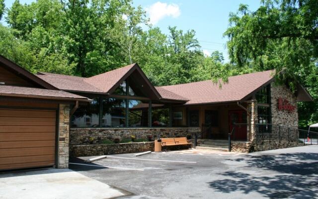 Step Inside This Rustic Tennessee Restaurant and You’ll See Why It’s Called the Prettiest in the State